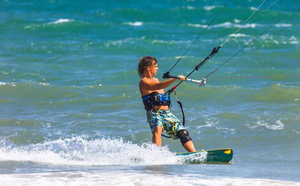 Kitesurfen of kiteboarding — Stockfoto