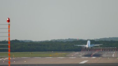 Uçak kalkıyor ve tırmanıyor.