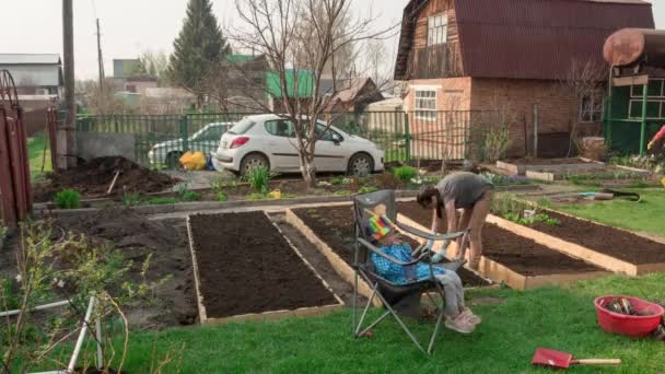 Famille dans le jardin, timelapse — Video