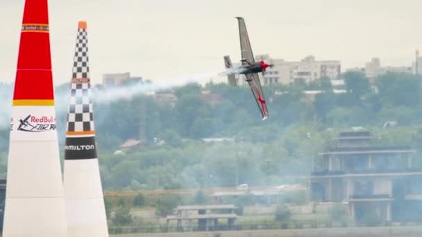 Avión de carreras en pista — Vídeo de stock