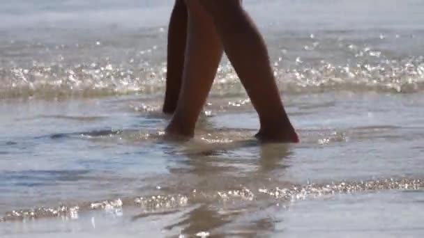 Blootsvoets wandelen op het strand — Stockvideo