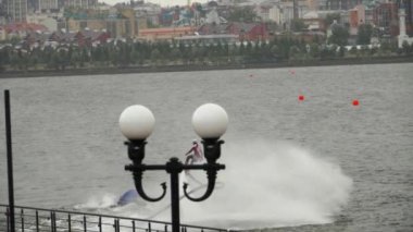 Flyboard'da akrobasi yapmak