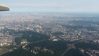 İniş yapan uçaktan hava görüntüsü