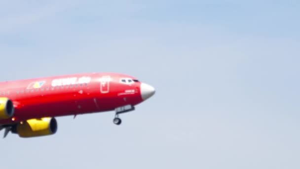 Boeing 737 TUIFly приближается — стоковое видео