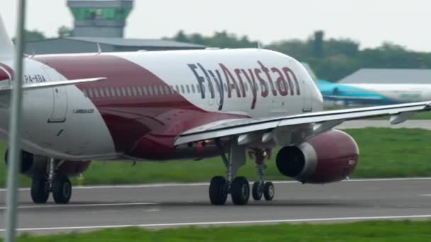 Fly Arystan Airbus A320 vertrek — Stockvideo