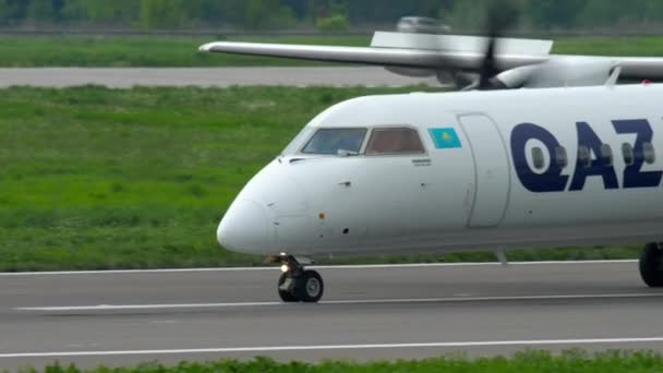 Turboprop airplane taxiing — Stock Video