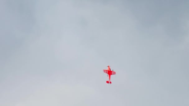 Campeão mundial realiza acrobacias — Vídeo de Stock