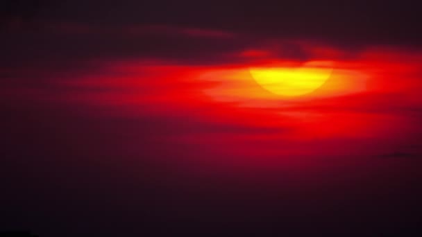 Atardecer paisaje sobre horizonte de la ciudad — Vídeo de stock