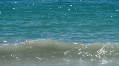 Masmavi dalgalar kıyıya Nai Harn Beach haddelenmiş