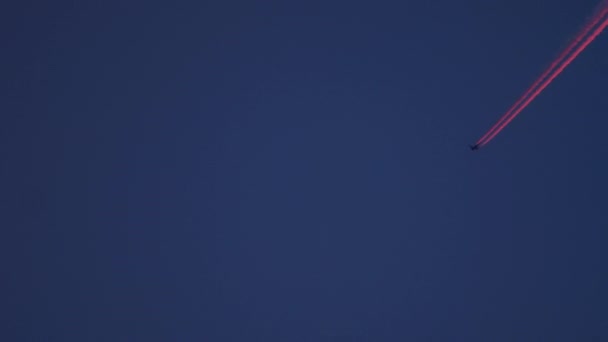Самолет в небе, солнечное отражение заката — стоковое видео