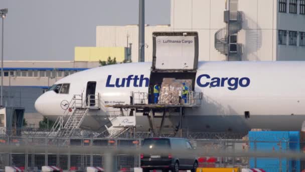 Avión de carga cerca de terminal de carga — Vídeos de Stock