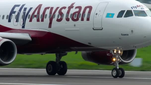 Fly Arystan Airbus A320 kalkıştan önce hızlanıyor — Stok video