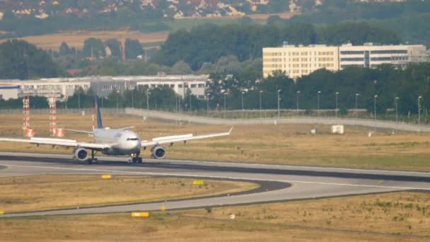 Lufthansa Airbus A330 braking — Stok video