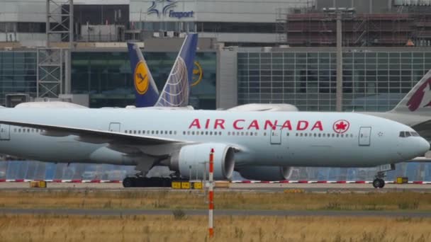 Boeing 777 taxning efter landning — Stockvideo