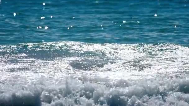 Ondas azuis rolaram costa de Nai Harn Beach — Vídeo de Stock