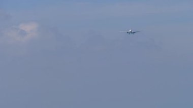Okyanus üzerinden yaklaşan bir jet uçağı.
