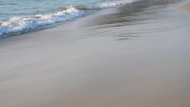 Ondas azules rodaron sobre la arena de la playa de Karon — Vídeo de stock