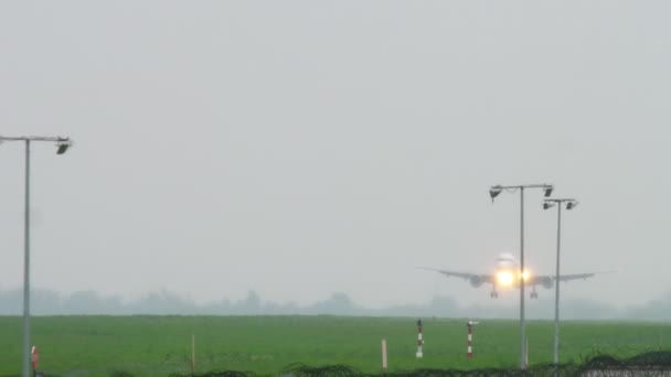 Airplane landing at rainy weather — Stock Video