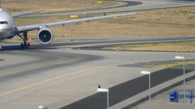 United Airlines Boeing 777 Taksilemek