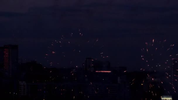 Hermoso fuegos artificiales en el cielo nocturno — Vídeo de stock