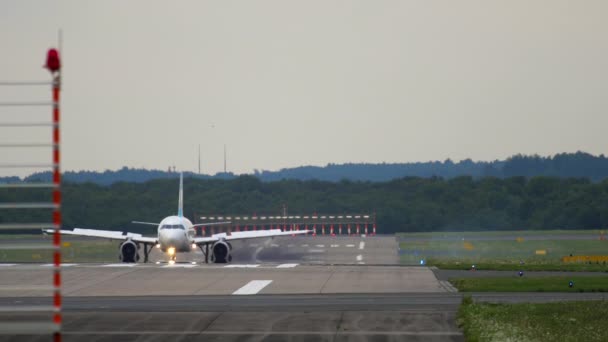 Frenado del avión después del aterrizaje — Vídeo de stock