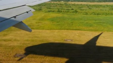 İniş yapan uçaktan hava görüntüsü