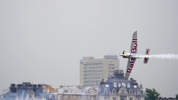 Red Bull πρόκληση αεροπλάνο στη σκηνή — Αρχείο Βίντεο