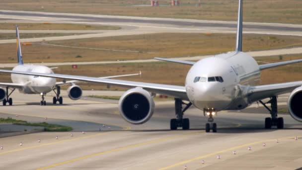 Boeing 777 taxiën na landing — Stockvideo