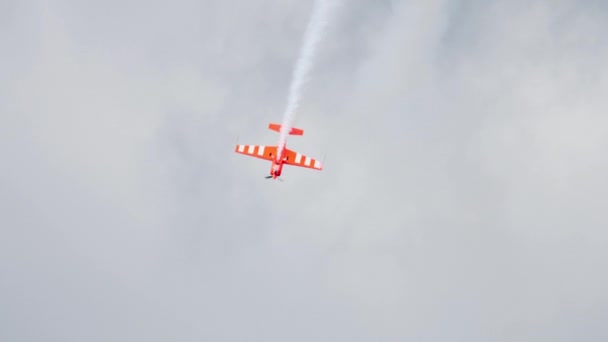 Wereldkampioen doet aerobatics — Stockvideo