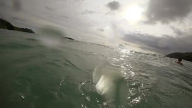 Dalgalar üzerinde plaj, Nai Harn, Tayland