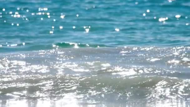 Olas azules ondean la orilla de la playa de Nai Harn — Vídeo de stock