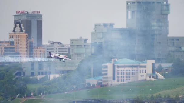 Red Bull fordert Flugzeug auf der Bühne heraus — Stockvideo