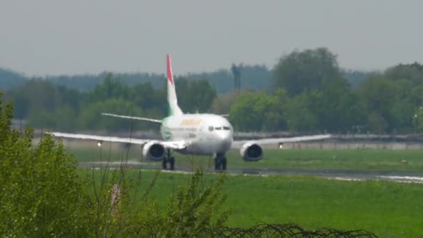 Somon hava Boeing 737 kalkış — Stok video