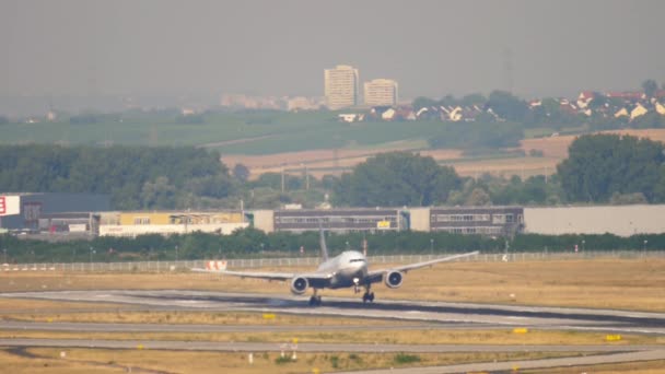 United Airlines Boeing 777 landning — Stockvideo