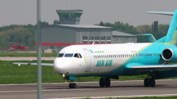 Bek Air Fokker F100 rodaje después del aterrizaje — Vídeos de Stock