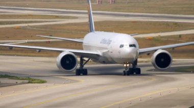 Boeing 777 inişten sonra kalkıyor.