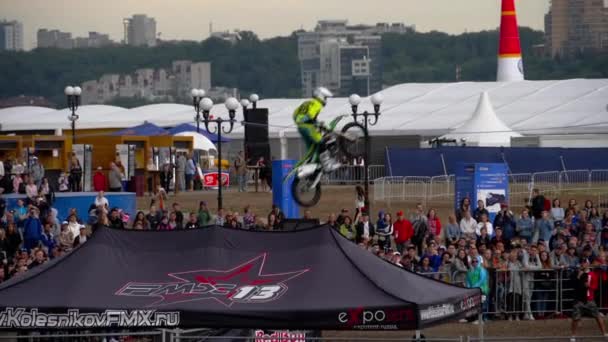 Motofreestyle - sauts avec des éléments acrobatiques incroyables — Video