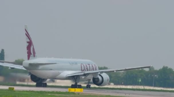 卡塔尔航空货运航班起飞 — 图库视频影像