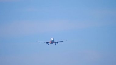 Okyanus üzerinden yaklaşan uçak.