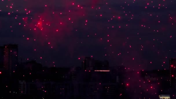 Hermoso fuegos artificiales en el cielo nocturno — Vídeos de Stock