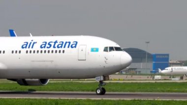 Air Astana Boeing 767 iniş
