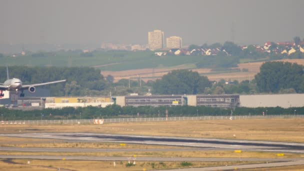 United Airlines Boeing 777 aterrizaje — Vídeos de Stock