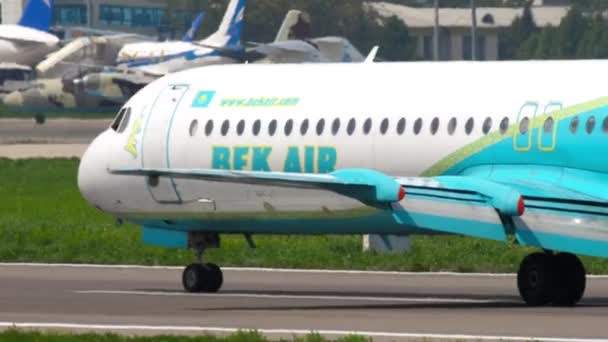 Bek Air Fokker kódů F100 pojíždění po přistání — Stock video
