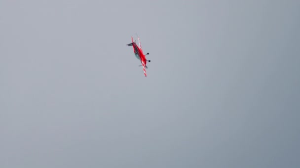 Campeón del mundo realiza acrobacias — Vídeo de stock