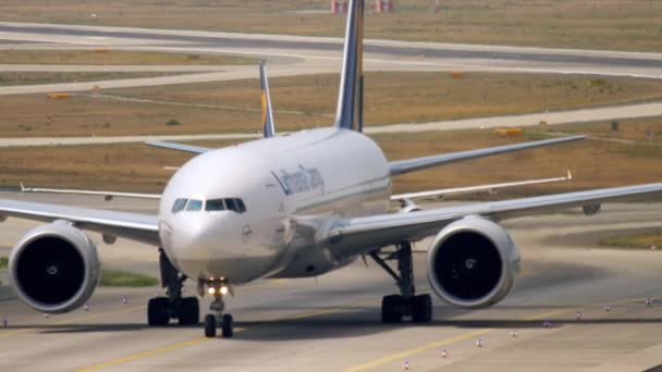 착륙 후 질식하고 있는 보잉 777 여객기 — 비디오