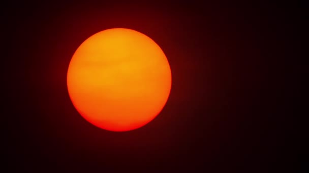 Esfera de sol vermelho na névoa grossa — Vídeo de Stock