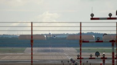 Jet uçağı yaklaşıyor ve iniyor.