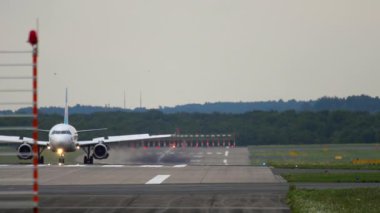 Uçak indikten sonra kalkıyor.