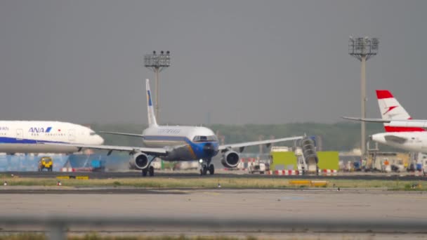 Airbus A321 rollt vor dem Abflug — Stockvideo