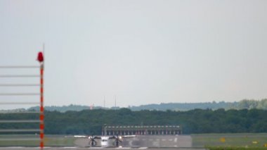 Turboprop uçağı iniyor
